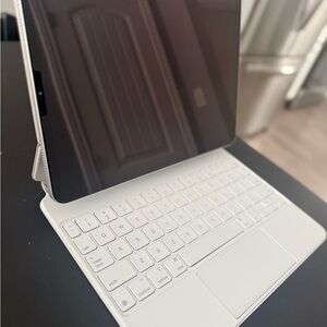 Ipad Pro 11” (2nd generation) 128GB with Magic Keyboard